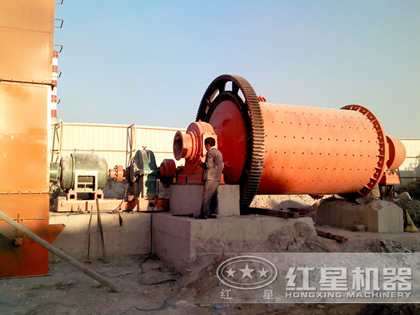 球磨機(jī)工作現(xiàn)場 球磨機(jī)工作現(xiàn)場