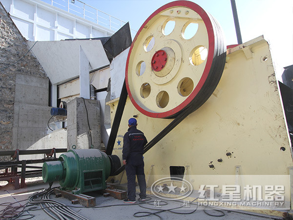 顎式破碎機(jī)工作現(xiàn)場 顎式破碎機(jī)工作現(xiàn)場