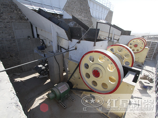 顎式破碎機(jī)作業(yè)現(xiàn)場(chǎng) 顎式破碎機(jī)作業(yè)現(xiàn)場(chǎng)