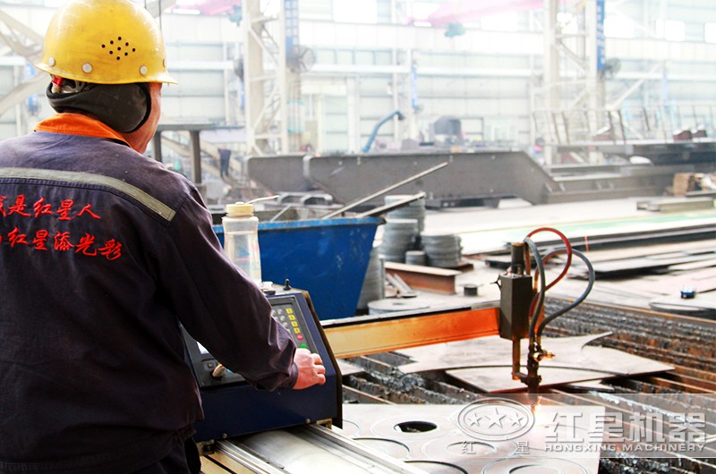 工人進行設備調試 工人進行設備調試