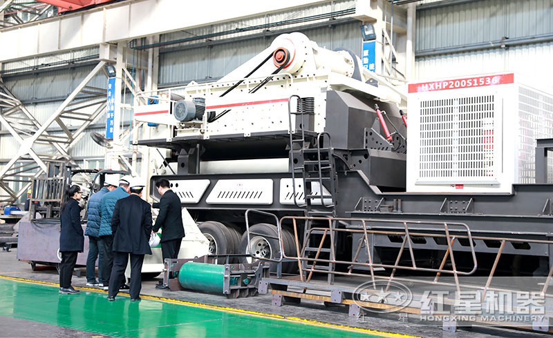 客戶來考察移動碎石機(jī) 客戶來考察移動碎石機(jī)