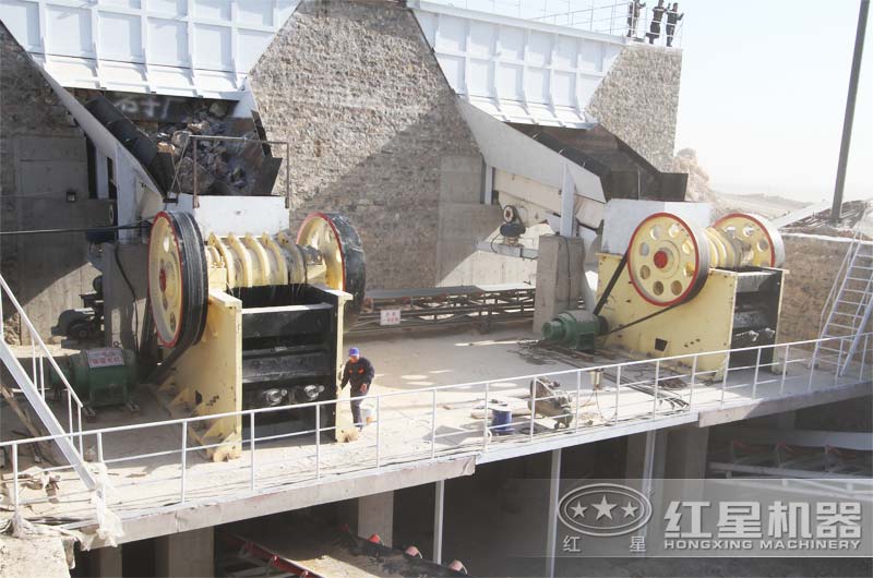 礦用顎式破碎機工作現場 礦用顎式破碎機工作現場
